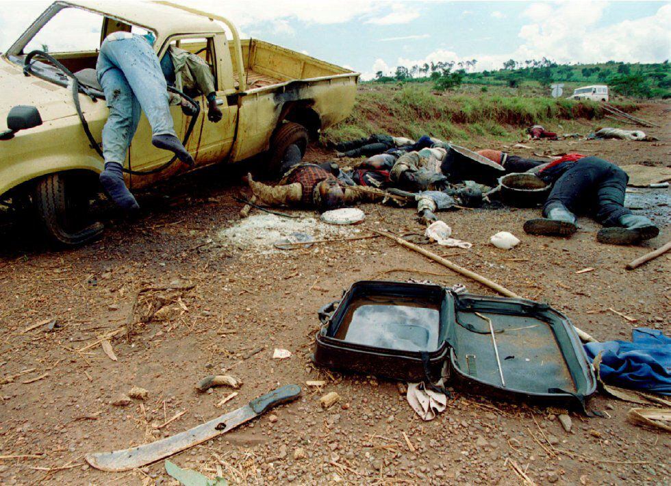 Cadáveres de refugiados sorprendidos en plena huida yacen a lo largo de una carretera, a unos 70 kilómetros al norte de la frontera entre Ruanda y Tanzania, el 8 de mayo de 1994.
