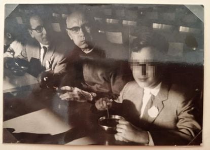 El director de la escolanía y del colegio jesuita de San Estanislao de Kostka de Barcelona, Antonio Moré (en el centro), en una imagen de los años sesenta.