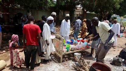 Varias personas esperan una distribución de comida organizada por voluntarios en Omdurman, en Sudán, el 3 de septiembre de 2023