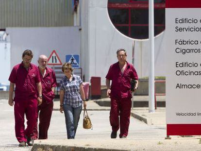 Un grupo de trabajadores a la salida de la planta gaditana de Altadis.