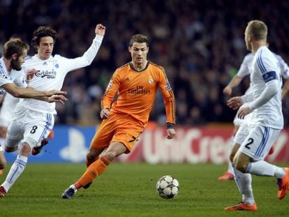 Cristiano intenta marcharse de varios jugadores del Copenhague