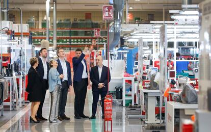 El presidente del PP, Alberto Núñez Feijóo, visita la fábrica de calzado Pikolinos junto al presidente del PP de la Comunidad Valenciana, Carlos Mazón (segundo por la derecha), el candidato del PP por Elche, Pablo Ruz (izquierda) y las directoras de la empresa de calzado, Rosana Perán y Carolina Perán.