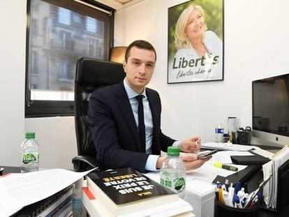 El presidente del Reagrupamiento Nacional, Jordan Bardella, en la sede de campaña de la candidata Marine Le Pen, el pasado viernes.