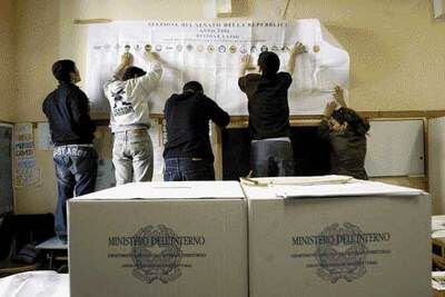 Unos empleados preparaban anoche un colegio electoral en una zona céntrica de Roma.