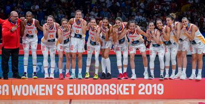 Las jugadoras de la selección española celebran el título del Eurobasket de 2019