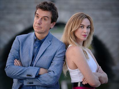 Los actores Javier Veiga y Marta Hazas, en una imagen promocional.