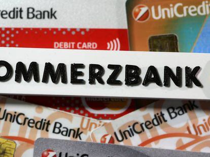 Logotipo de Commerzbank entre tarjetas de cr&eacute;dito de Unicredit.