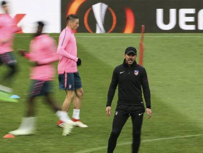 Simeone, en el entrenamiento del Atlético en el José Alvalade, y Fernando Torres completando un ejercicio a su espalda. En vídeo, declaraciones de Diego Pablo Simeone, entrenador del Real Madrid.