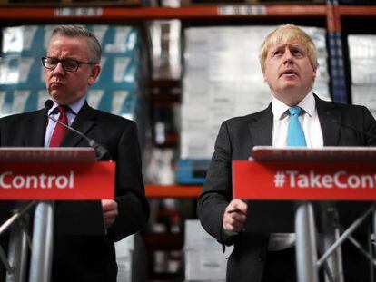 Boris Johnson y Michael Gove hacen campa&ntilde;a para abandonar la UE este lunes en Stratford-Upon-Avon, Inglaterra.