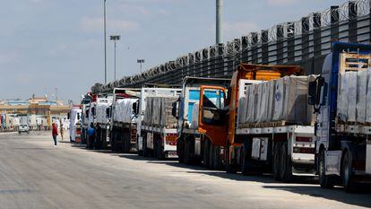 Una larga fila de camiones esperaba ante el puesto fronterizo de Rafah, que une Gaza con Egipto, en el lado egipcio, el pasado 23 de marzo.