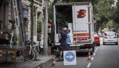 Un camió de mudances, divendres a Barcelona.
