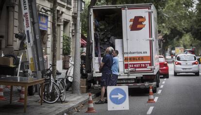 Un camió de mudances, divendres a Barcelona.