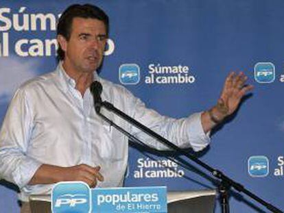 El presidente el PP de Canarias y Ministro de Industria, Energía y Turismo, José Manuel Soria, durante la clausura del IX Congreso del Partido Popular en el Hierro, hoy en El Mocanal.