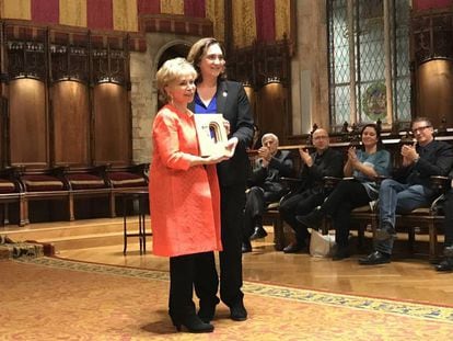 Isabel Allende recollint el premi de mans de l'alcaldessa Ada Colau.