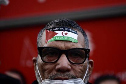 Un manifestante toma parte de una protesta en favor del Sáhara, el miércoles en Pamplona.