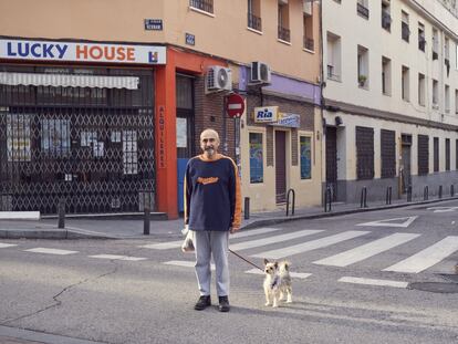Golfi es un yorkshire de carácter autónomo. "Por la noche, cuando tiene sueño, se va a la cuna sin decir nada", explica su dueño, Antonio Bustos. Antes de dormir lo baja a la calle por última vez y se encuentran todo desolado. "El confinamiento es como el fin del mundo", dice Bustos, que lleva una bolsa con tres patatas y dos aguacates.