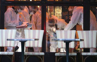 Un grupo de forenses busca huellas en el caf&eacute; Bonne Biere de Par&iacute;s, el 14 de noviembre de 2015. 