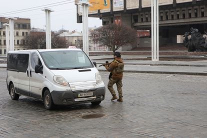 Un militar ucranio se acerca a un vehículo en Járkov.