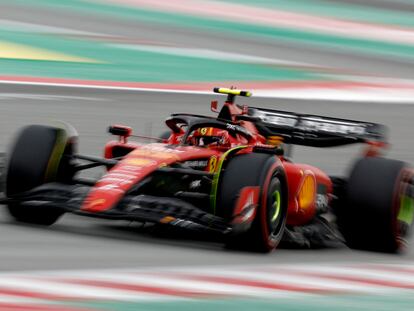 El piloto español de Ferrari, Carlos Sainz, durante la tercera sesión de entrenamientos libres del Gran Premio de España de Fórmula 1 en el Circuito de Montmeló (Bacelona).