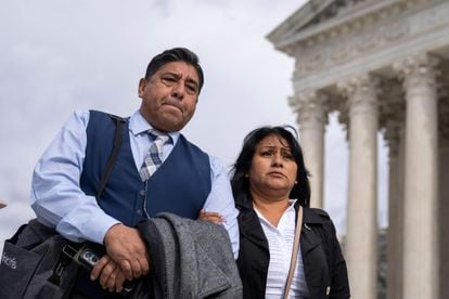 Jose Hernandez y Beatriz Gonzalez, padrastro y madre de Nohemi Gonzalez (que murió en el ataque terrorista de París en 2015), ayer, en el Tribunal Supremo de EE UU.