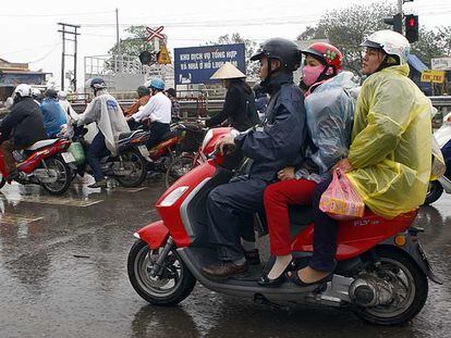 Motoristas en una calle de Hanoi.