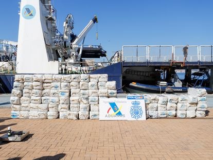 Descarga en el puerto de Vigo de la cocaína intervenida en el velero Goldwasser, interceptado al norte de las islas Azores