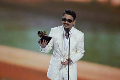 Christian Nodal recibe el premio al Mejor Álbum Ranchero/Mariachi.