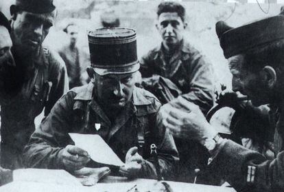 El capitan Raymond Dronne y Amado Granell preparando el ataque en Paris.