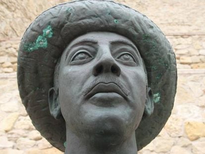 Primer plano del rostro de la estatua de Francisco Franco en Melilla.