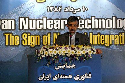 El presidente del Parlamento iraní, Qolamali Hadad Adel, interviene en un seminario nuclear hoy en Teherán.