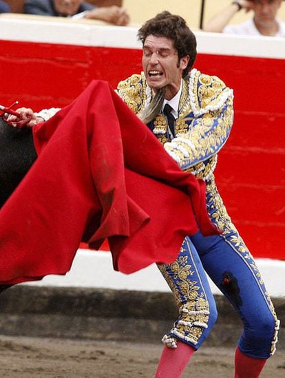 El diestro Sergio Aguilar es corneado por su segundo astado, durante la segunda corrida de abono de la Semana Grande celebrada en la plaza de toros de Vista Alegre de Bilbao