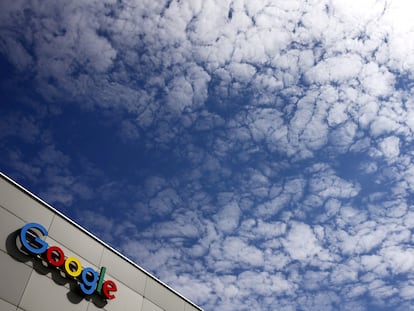 El logotipo de Google en su sede de  Zurich.