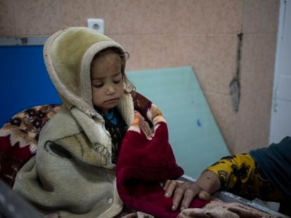 Guldana, de dos años, está desnutrido. Le atienden en el hospital Indira Gandhim en Kabul, Afganistán, el lunes 8 de noviembre de 2021. El número de personas que viven en Afganistán en condiciones cercanas a la hambruna ha aumentado a 8,7 millones, según el Programa Mundial de Alimentos.