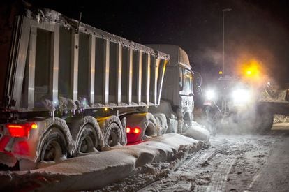 Camiones atrapados por la nieve en el polígono de Aguilar de Campoo (Palencia).