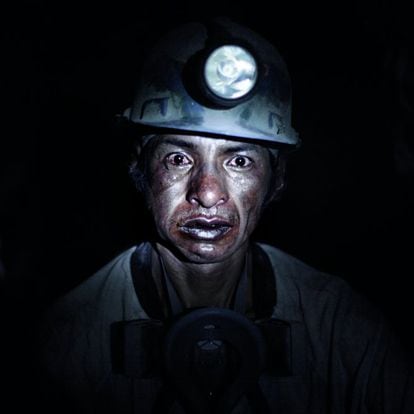 Uno de los mineros retratados por Dewever-Plana en el interior del Cerro Rico, Benjamín Cruz, de 43 años.