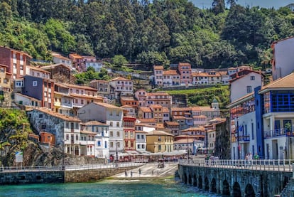 Tres puertos asturianos —Cudillero (el segundo más votado), Llastres (en el puesto número 7) y Luarca (en el número 10)— quedaron entre los 10 primeros en <a href="https://elviajero.elpais.com/elviajero/2018/10/03/album/1538580127_862496.html" target="_blank">la encuesta de los pueblos más bonitos de España</a> que EL PAÍS realizó entre los pasados días 28 de septiembre y 2 de octubre con motivo del 20º aniversario del suplemento 'El Viajero'. Situada a 52 kilómetros de Gijón, la villa marinera de Cudillero, localidad asturiana de casas de colores en torno a un puerto pesquero (en la foto), celebra cada 29 de junio, día san Pedro Pescador, las fiestas de L’Amuravela, con un pregón en pixueto (dialecto del asturiano), en el que se resume con humor e ironía todo lo que ha pasado durante el año.