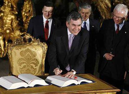 El primer ministro británico, Gordon Brown, durante la firma en Lisboa, el pasado jueves, del tratado reformado de la UE.