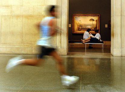 Un atleta corre por la sala de la Tate Britain como parte de la acción artística de Martin Creed.