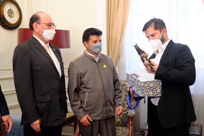 The elected president of Chile, Gabriel Boric, receives a protocol gift from the hands of the president of Peru, Pedro Castillo, this Thursday, March 10, 2022, in Santiago.