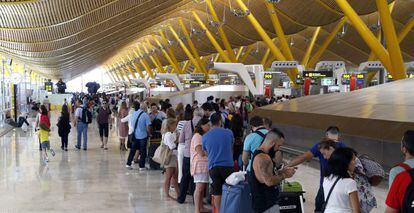 Viajeros en la zona de salidas de la T4, en el aeropuerto Adolfo Su&aacute;rez Madrid-Barajas,