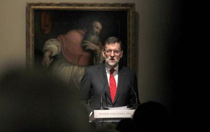 El presidente del Gobierno, Mariano Rajoy, lee su discurso durante el acto de la donaci&oacute;n de la colecci&oacute;n V&aacute;rez Fisa al Prado.