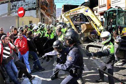 Agentes del Cuerpo Nacional de Policía cargan contra manifestantes que cortan el paso a una excavadora en El Cabanyal.