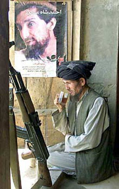 Un guerrillero de la Alianza del Norte bebe té bajo un retrato de Masud.