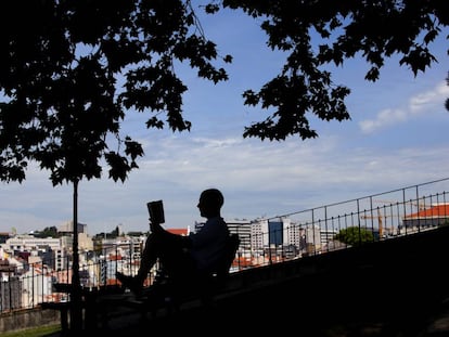 Un hombre lee en el jard&iacute;n el Torel de Lisboa.