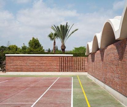 The exposed brick walls that Measure raised in the extension of this house.  Photo: Pedro Pegenaute