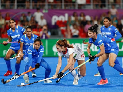 Begoña García, rodeada de defensas indias en los octavos de final.