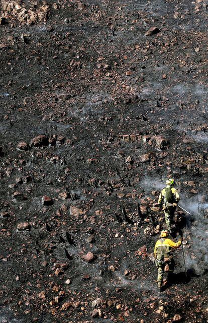 Dos brigadas de refuerzo en incendios forestales (BRIF) de Daroca, Zaragoza, luchan contra el fuego en el monte alrededor de Simat de Valldigna donde están trabajando diversos medios aéreos y terrestres en uno de los incendios que siguen activos hoy en la Comunidad Valenciana.