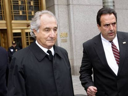 Bernard Madoff  saliendo de los juzgados en Nueva York. 