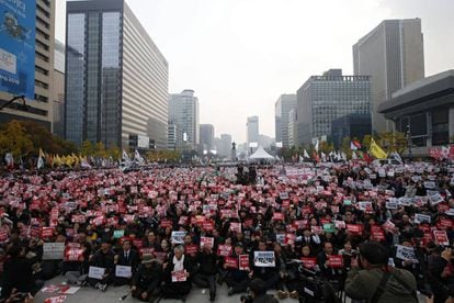 Miles de surcoreanos se concentran en Se&uacute;l para protestar contra la presidenta Park. 