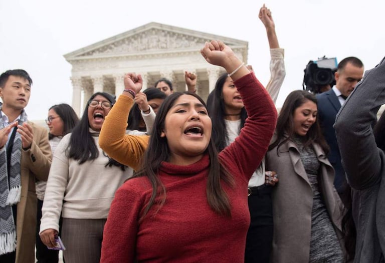 Un grupo de 'dreamers', a la salida del Supremo en Washington.